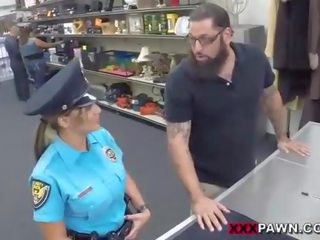 Naivka polícia dôstojník hocks ju zbraň