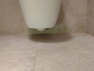 Atractivo pies en la lavabo