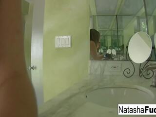 Natasha changes en washes haar voeten, gratis porno 22
