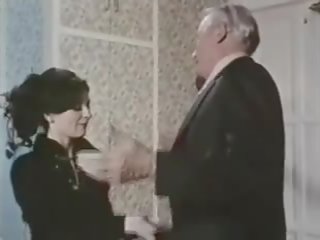 Greedy 护士 1975: 护士 在线 脏 夹 视频 b5