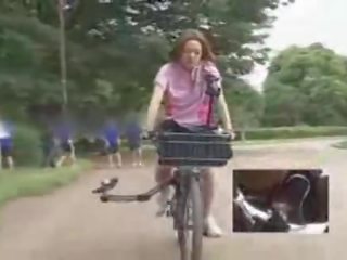Warga jepun gadis masturbated manakala menunggang yang specially modified kotor filem basikal!
