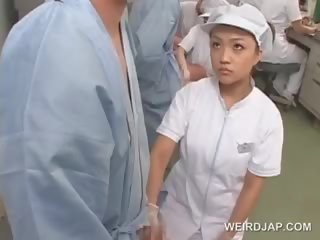 Szemérmetlen ázsiai ápolónő dörzsölés neki patients kiéhezett fasz