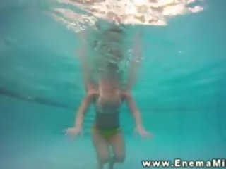 Heißesten milch arschspülung babes im schwimmbad vorführung ab arsch